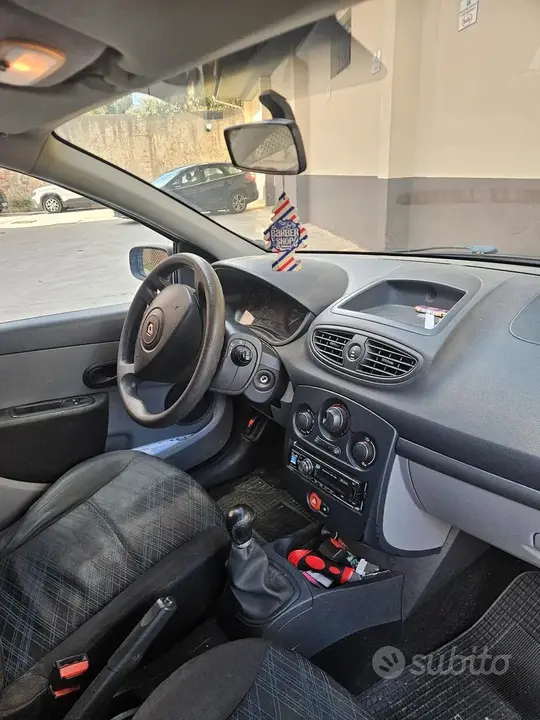 Renault Clio 2006 photo 2