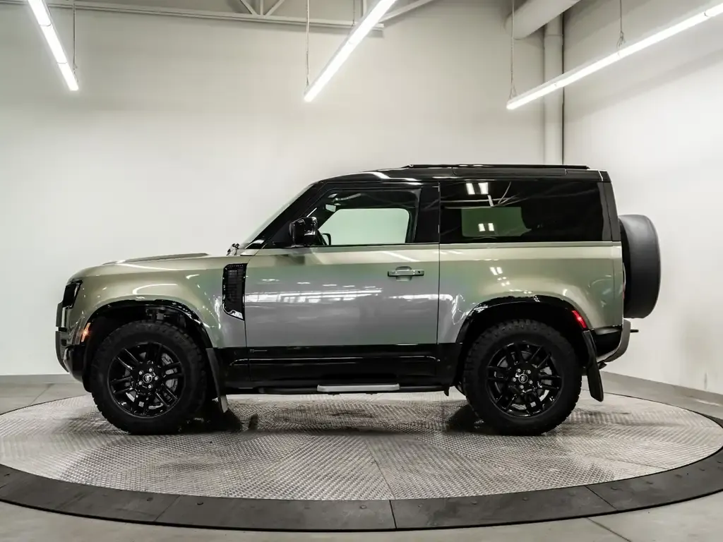 Land Rover Defender 2021 photo 2