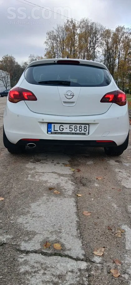 Opel Astra 2010 photo 2