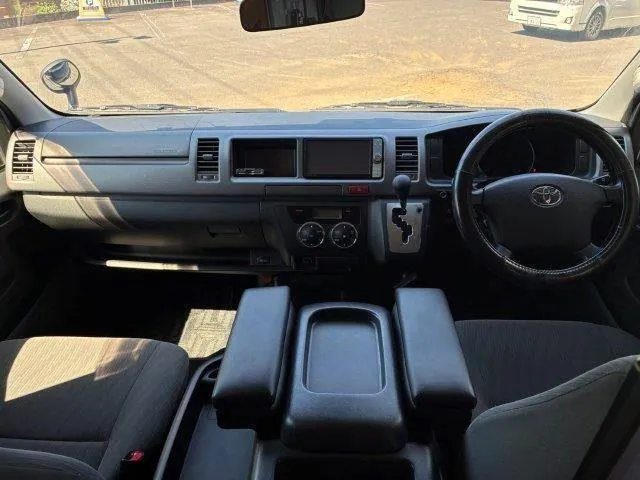 Toyota Hiace 2012 photo 3
