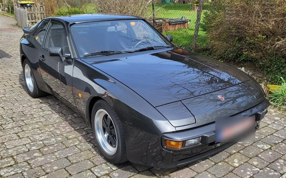 Porsche 944