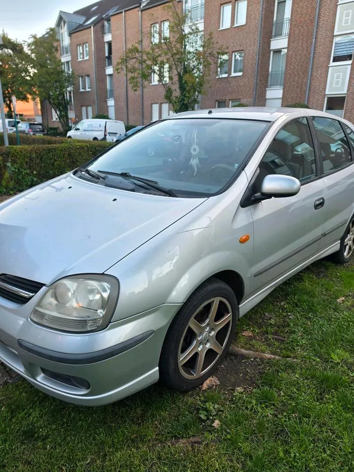 Nissan Almera Tino