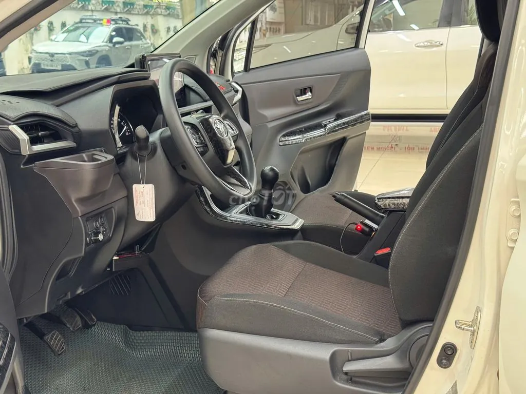 Toyota Avanza Premio 2024 photo 5