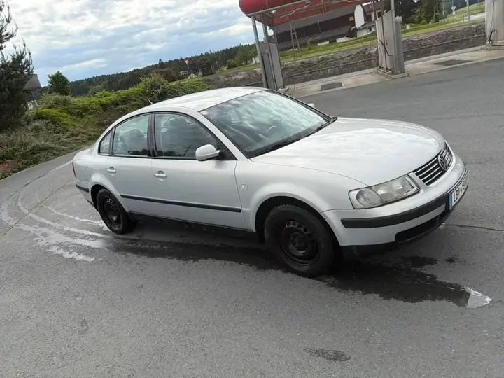 Volkswagen Passat 2000 photo 2