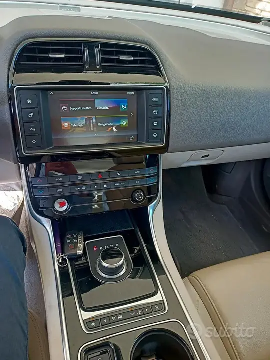 Jaguar Xe 2016 photo 4