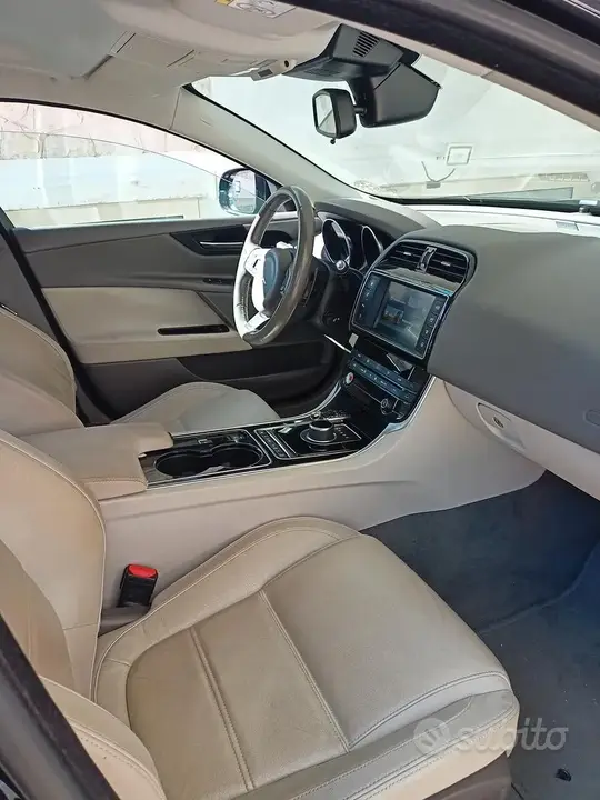 Jaguar Xe 2016 photo 3