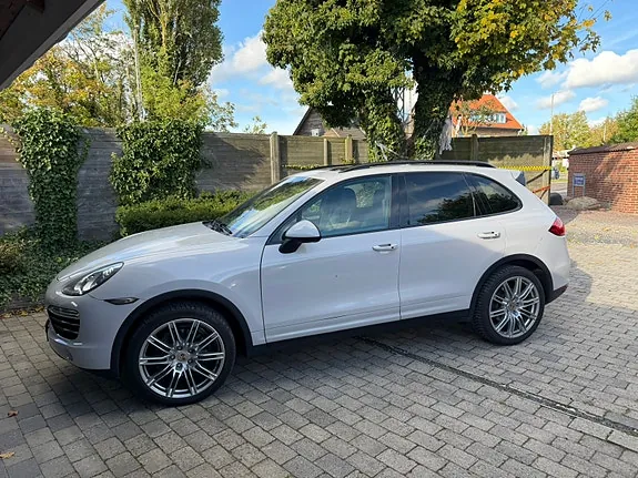 Porsche Cayenne 2010 photo 2