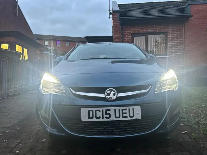 Vauxhall Astra 2015 photo 2