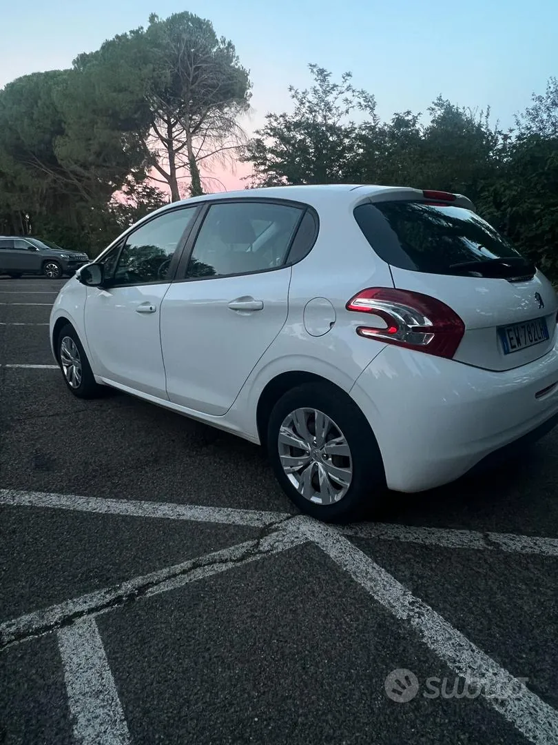 Peugeot 208 2014 photo 2