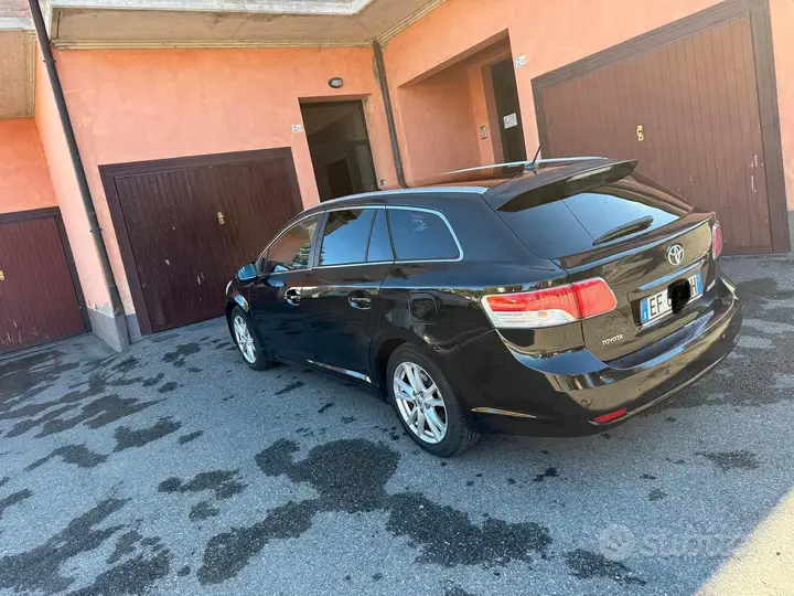 Toyota Avensis 2011 photo 2