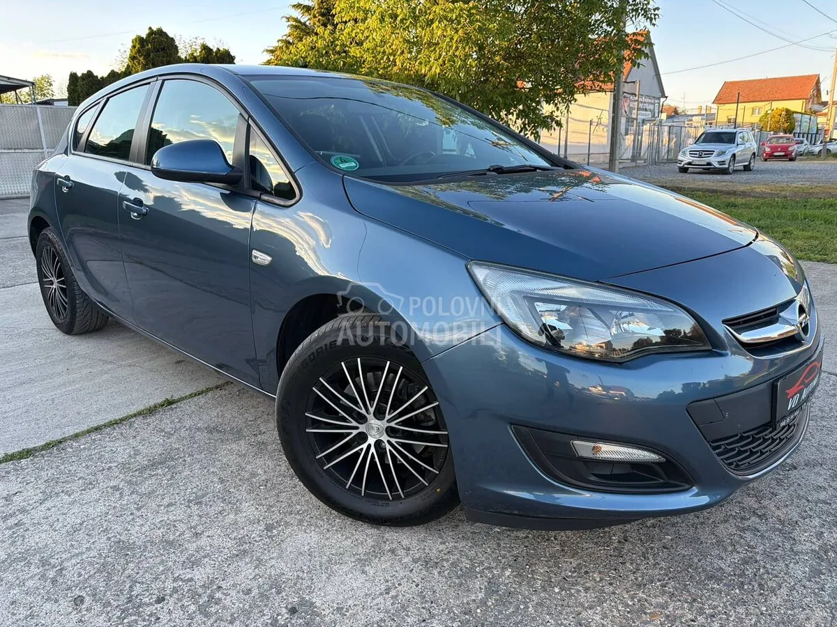 Opel Astra J 2013 photo 2