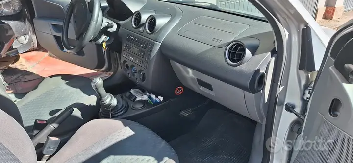 Ford Fiesta 2002 photo 3