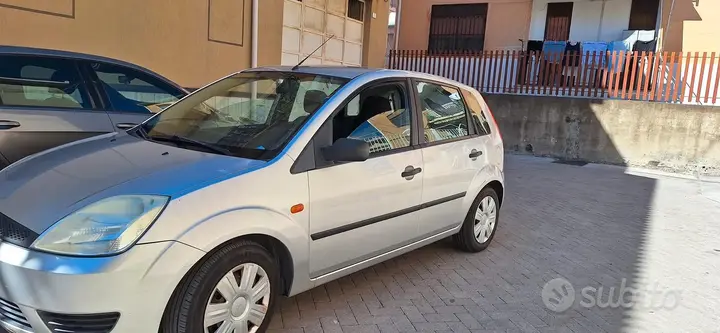Ford Fiesta 2002 photo 2