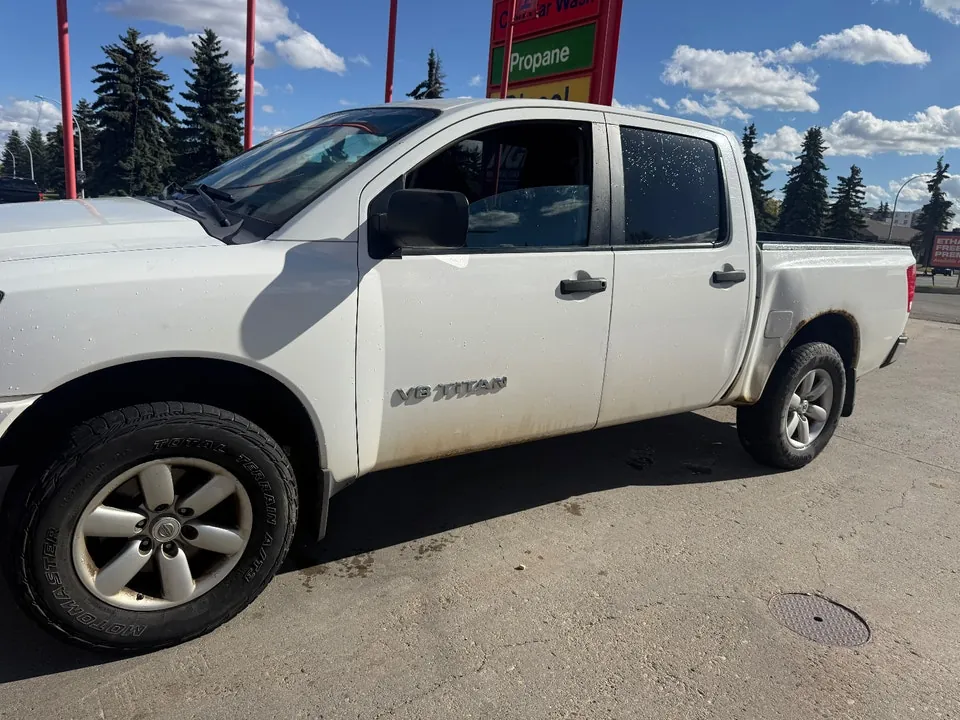 Nissan Titan 2012 photo 2