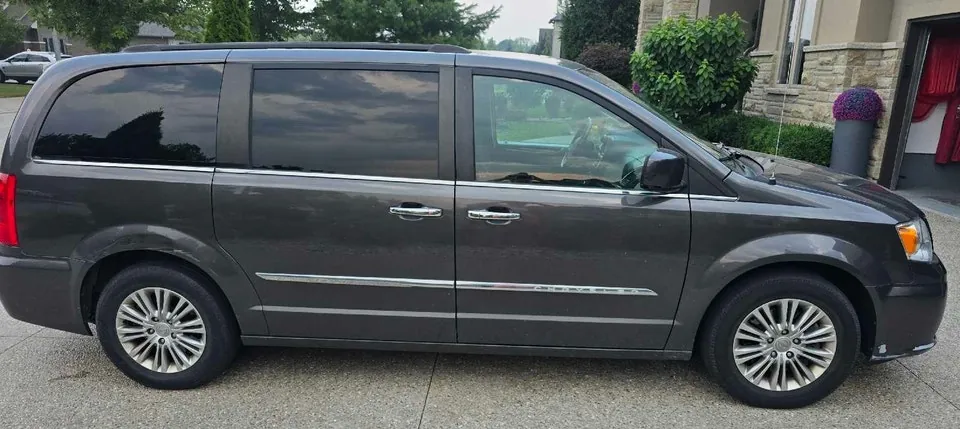Chrysler Town & Country 2015 photo 2