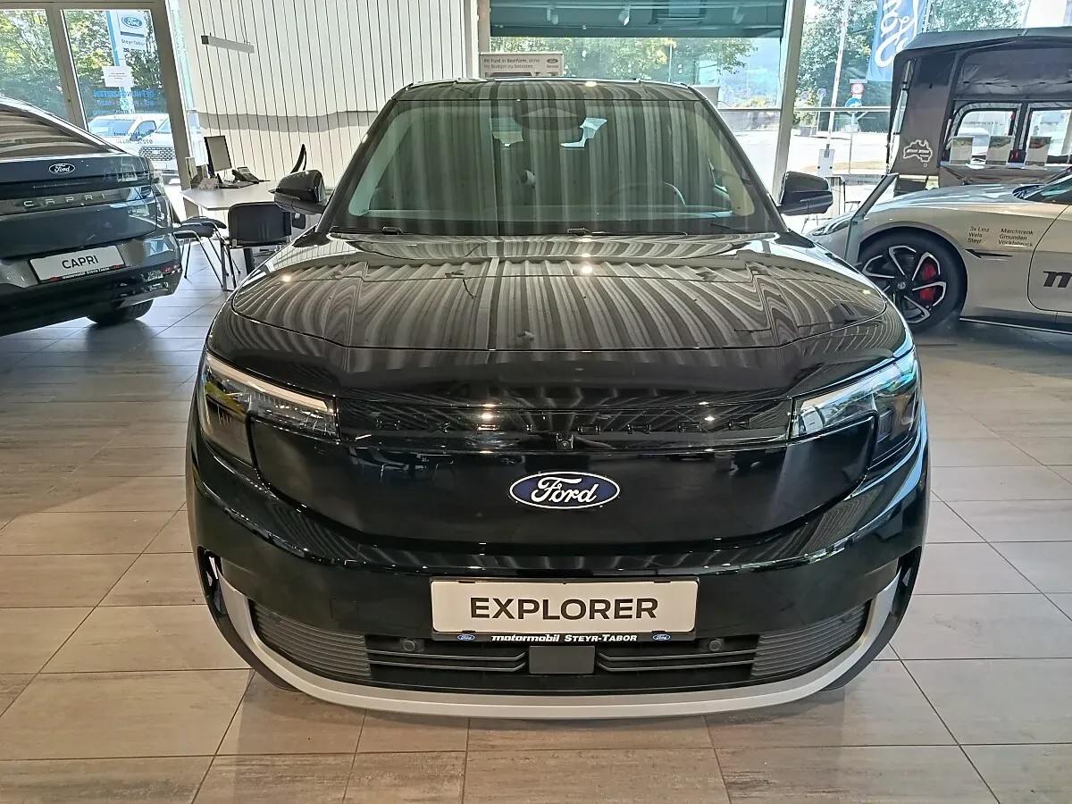 Ford Explorer photo 2
