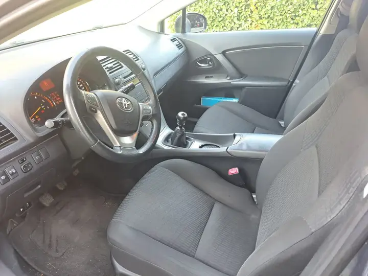 Toyota Avensis 2010 photo 2