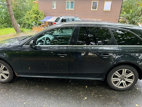 Audi A4 2010 photo 2