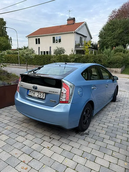 Toyota Prius Plug-In Hybrid 2012 photo 3