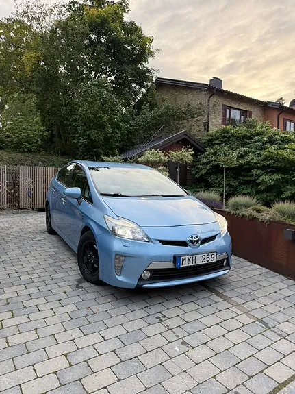 Toyota Prius Plug-In Hybrid 2012 photo 2