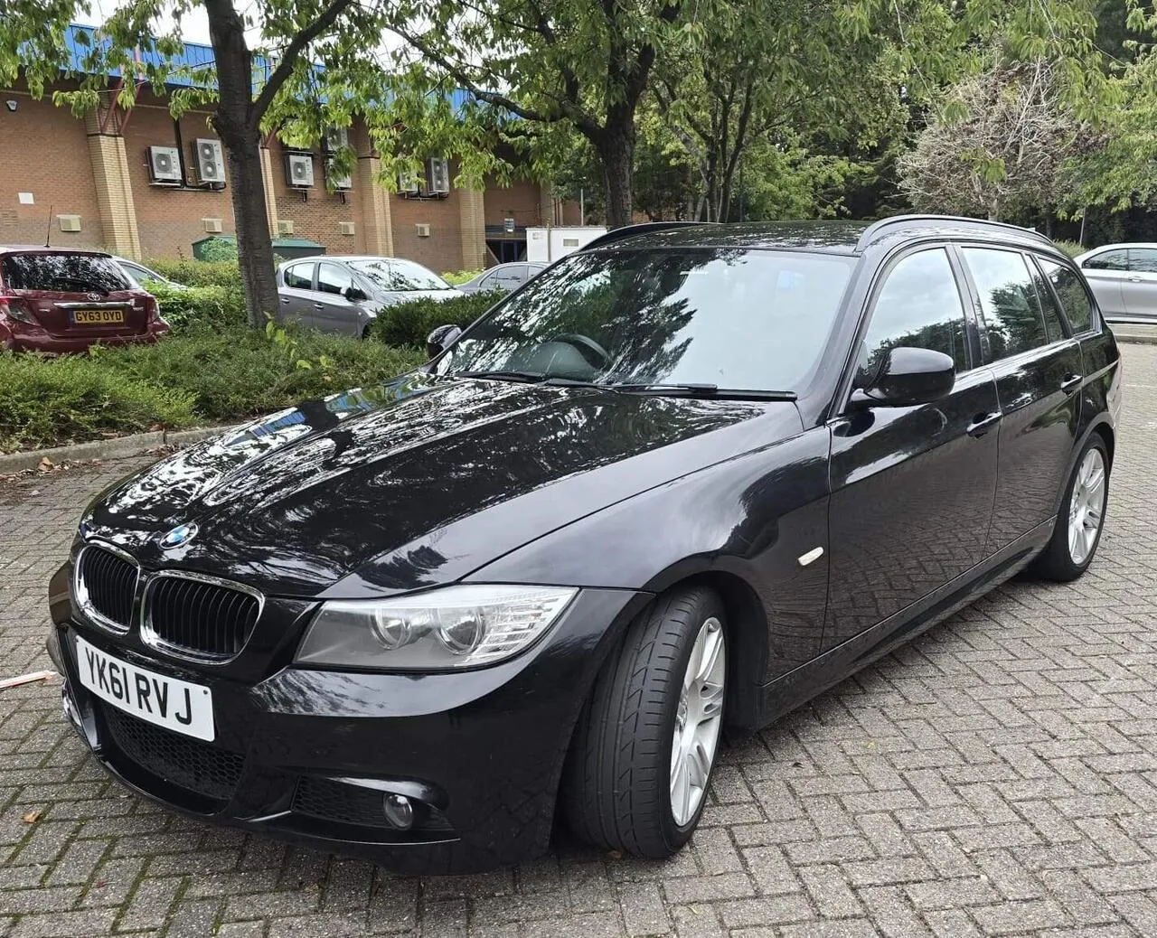 BMW 3 Series 2011 photo 2