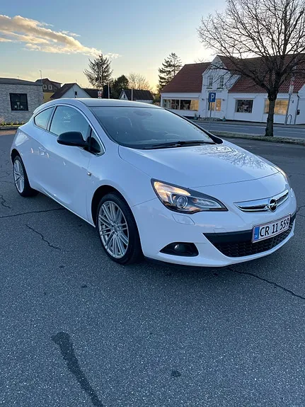 Opel Astra 2013 photo 2
