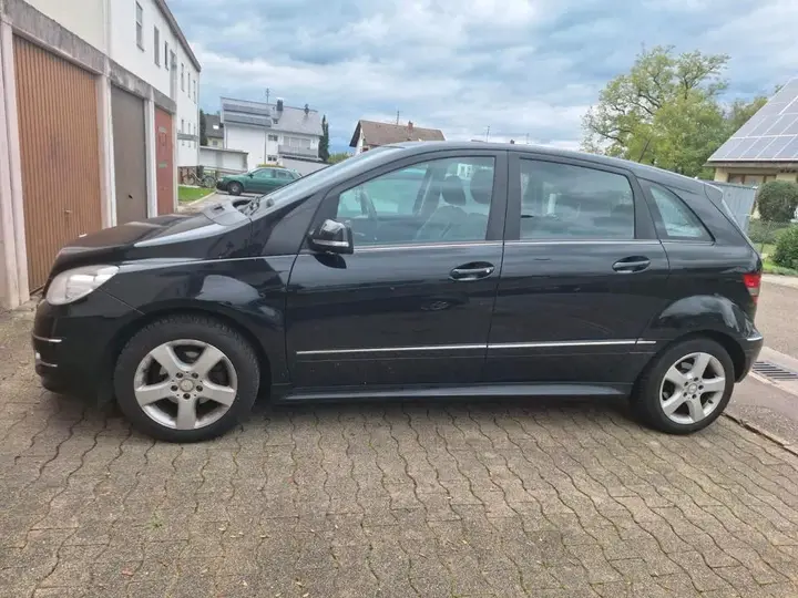 Mercedes-Benz B180