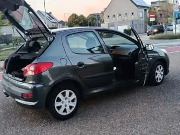 Peugeot 206 2011 photo 3
