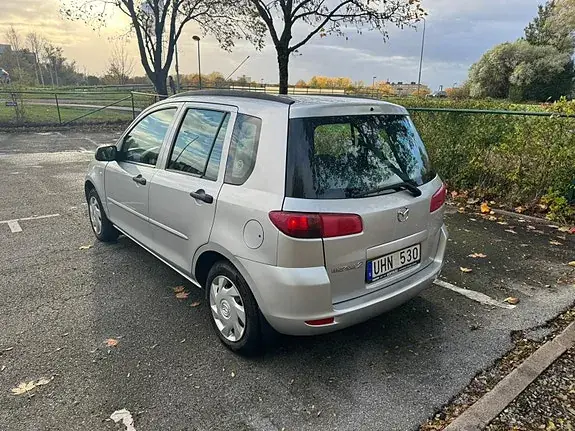 Mazda 2 2004 photo 2