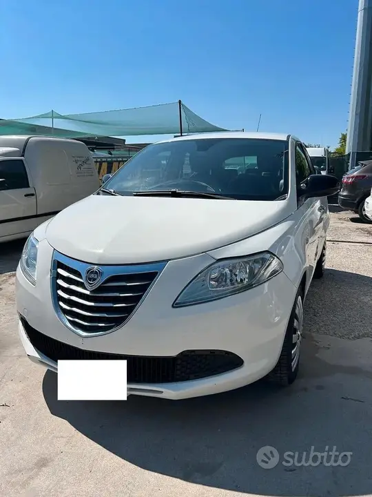 Lancia Ypsilon 2015 photo 2