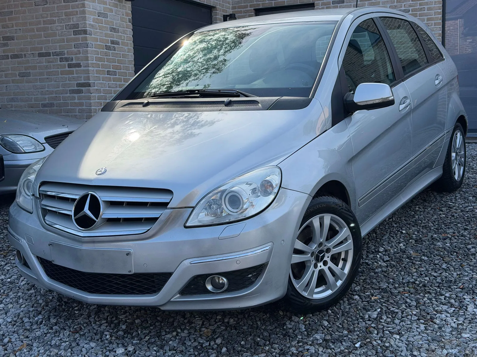 Mercedes-Benz B 200 2010 photo 2