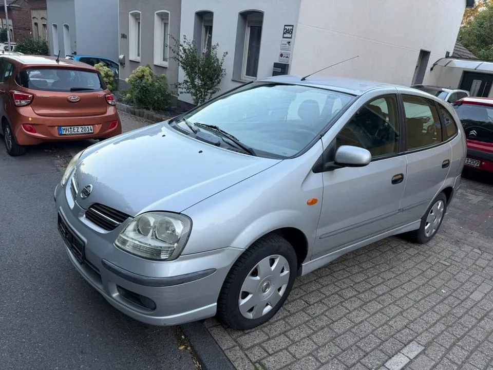 Nissan Almera Tino