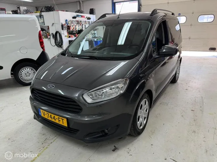 Ford Transit Courier 2017 photo 2