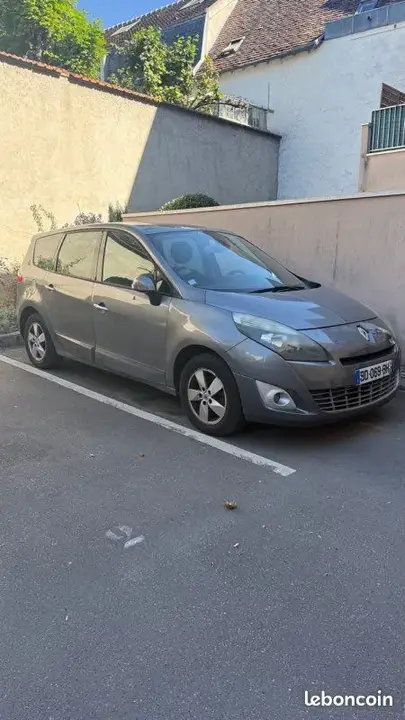 Renault Grand Scenic 2010 photo 2