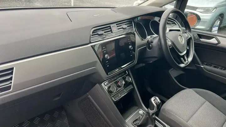 Volkswagen Touran 2022 photo 2