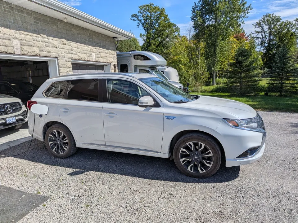 Mitsubishi Outlander 2018 photo 2