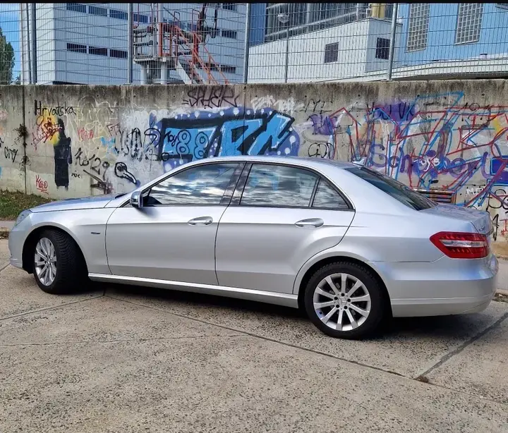 Mercedes-Benz E-Class 2010 photo 2