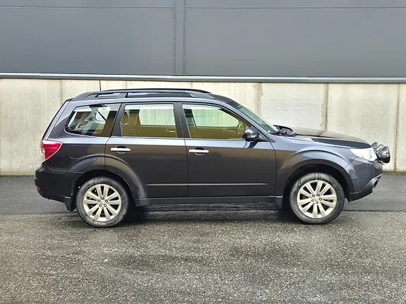 Subaru Forester 2011 photo 2