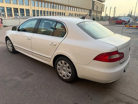 Skoda Superb 2009 photo 4