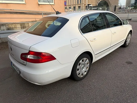 Skoda Superb 2009 photo 3