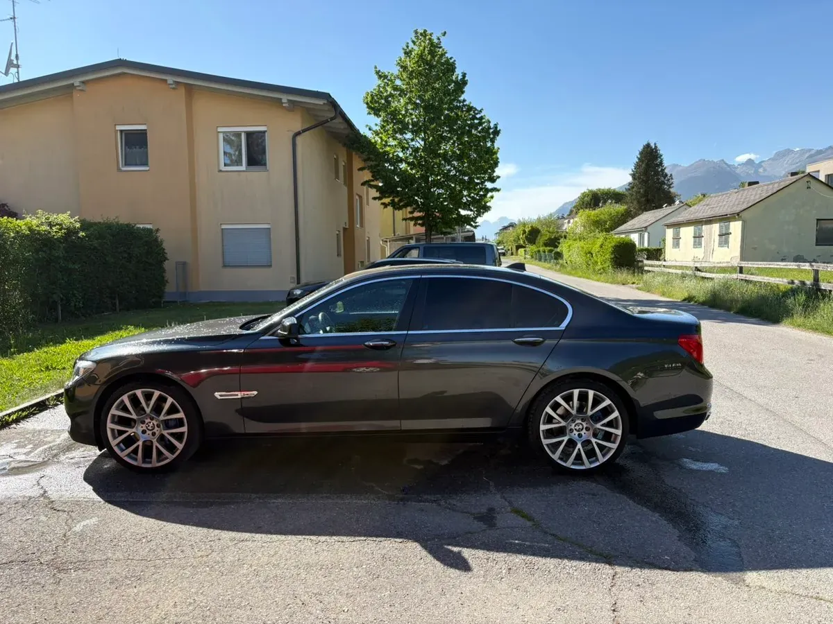BMW 7 Series 2011 photo 2