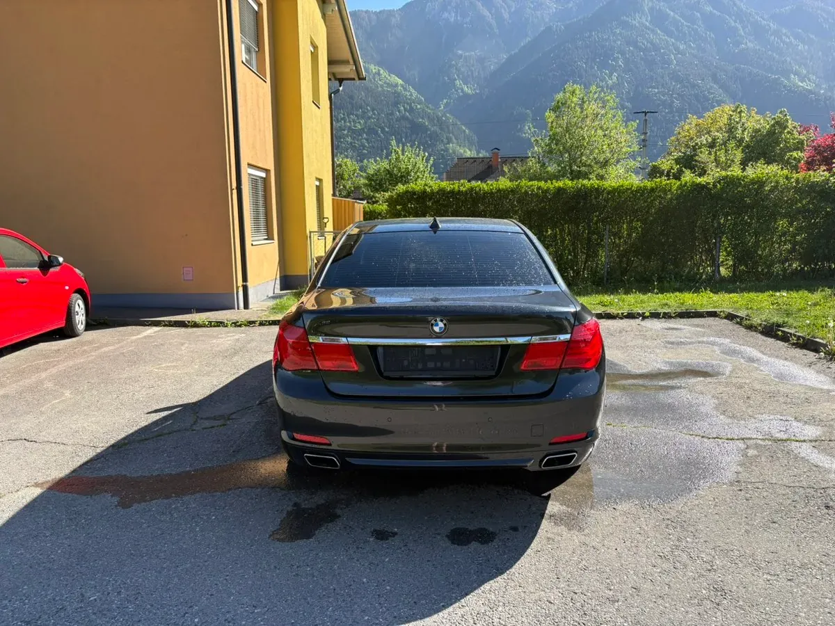 BMW 7 Series 2011 photo 3