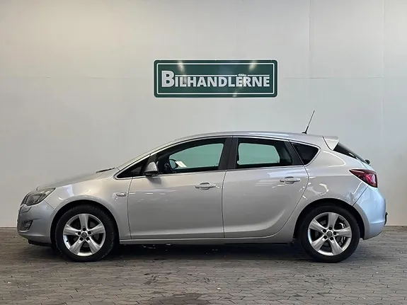 Opel Astra 2011 photo 4
