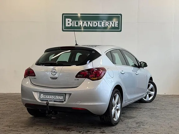 Opel Astra 2011 photo 2
