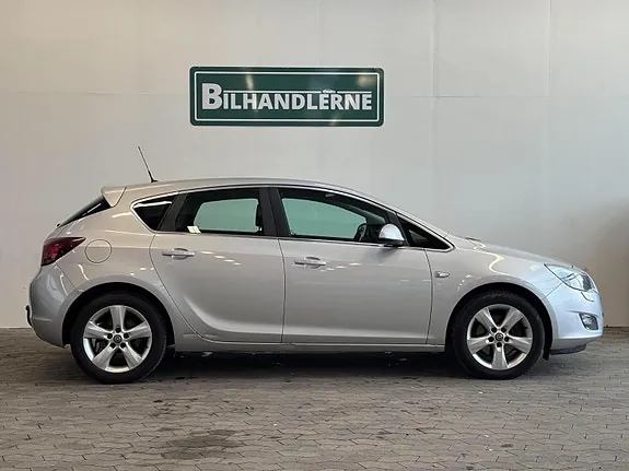 Opel Astra 2011 photo 3