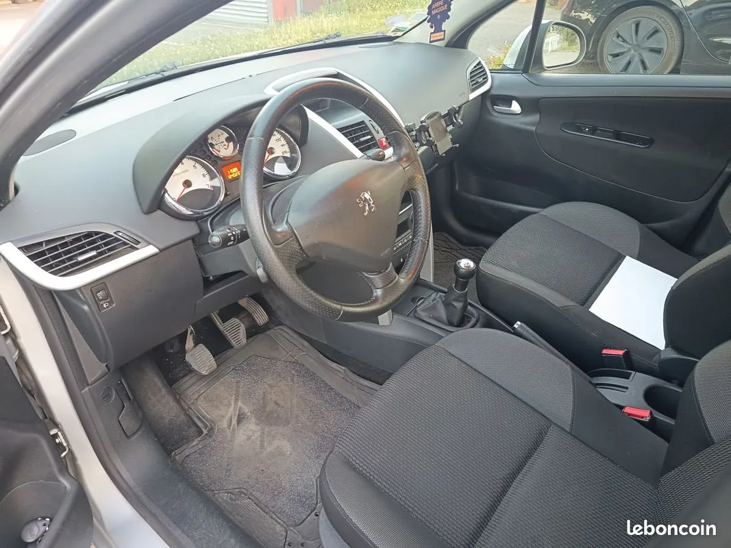 Peugeot 207 2012 photo 3