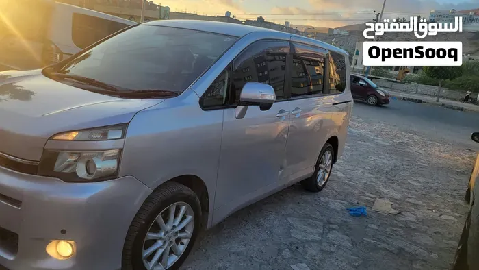 Toyota Voxy 2011 photo 3
