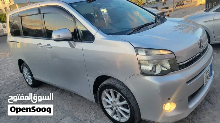 Toyota Voxy 2011 photo 2
