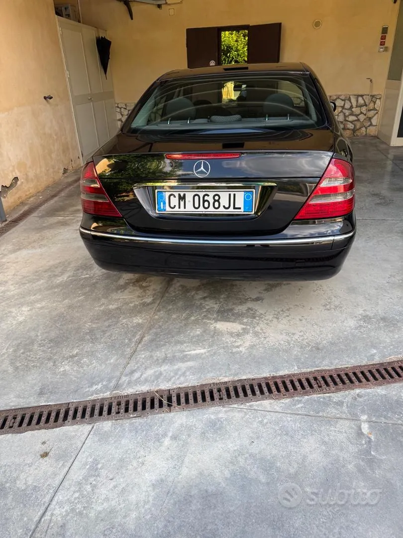 Mercedes-Benz E220 2003 photo 2