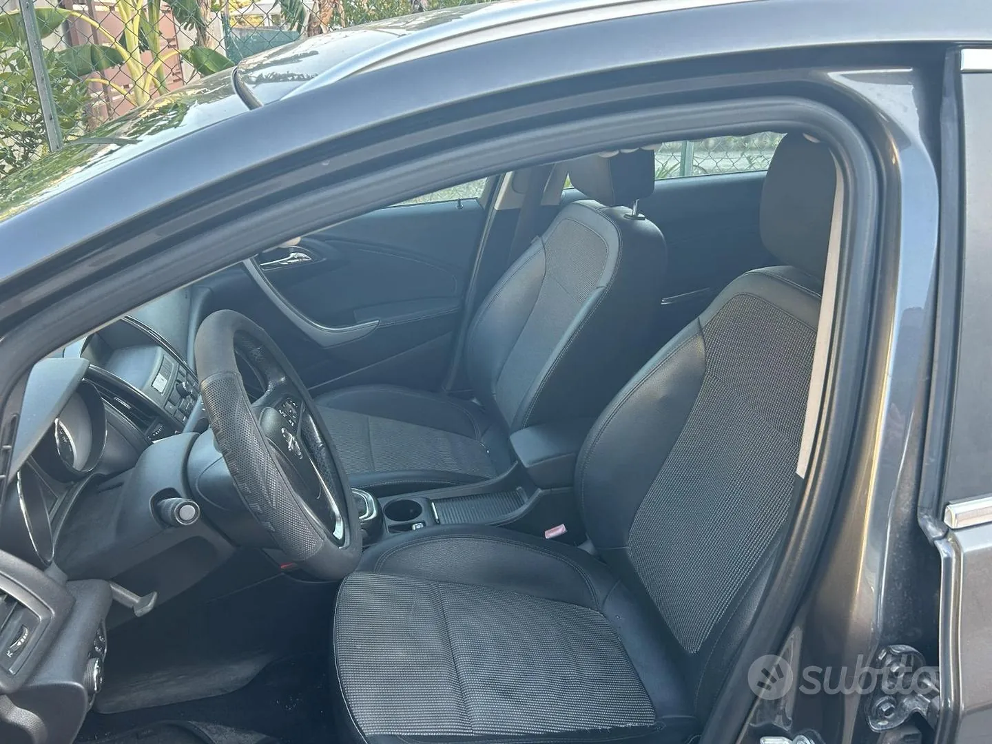 Opel Astra 2011 photo 2